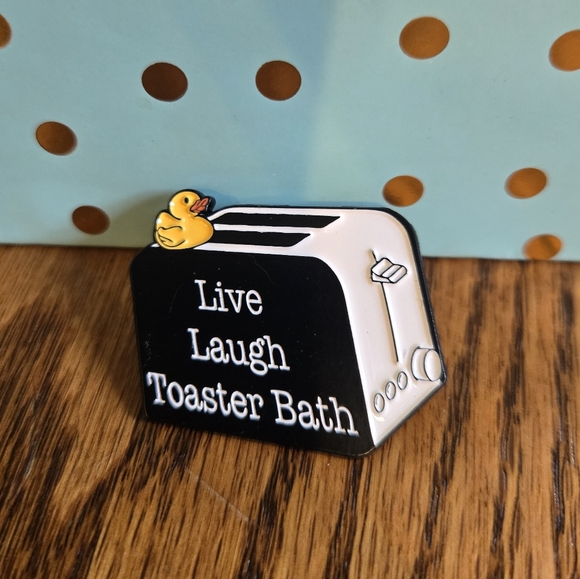 NWT live laugh toaster bath enamel pin - Picture 1 of 3